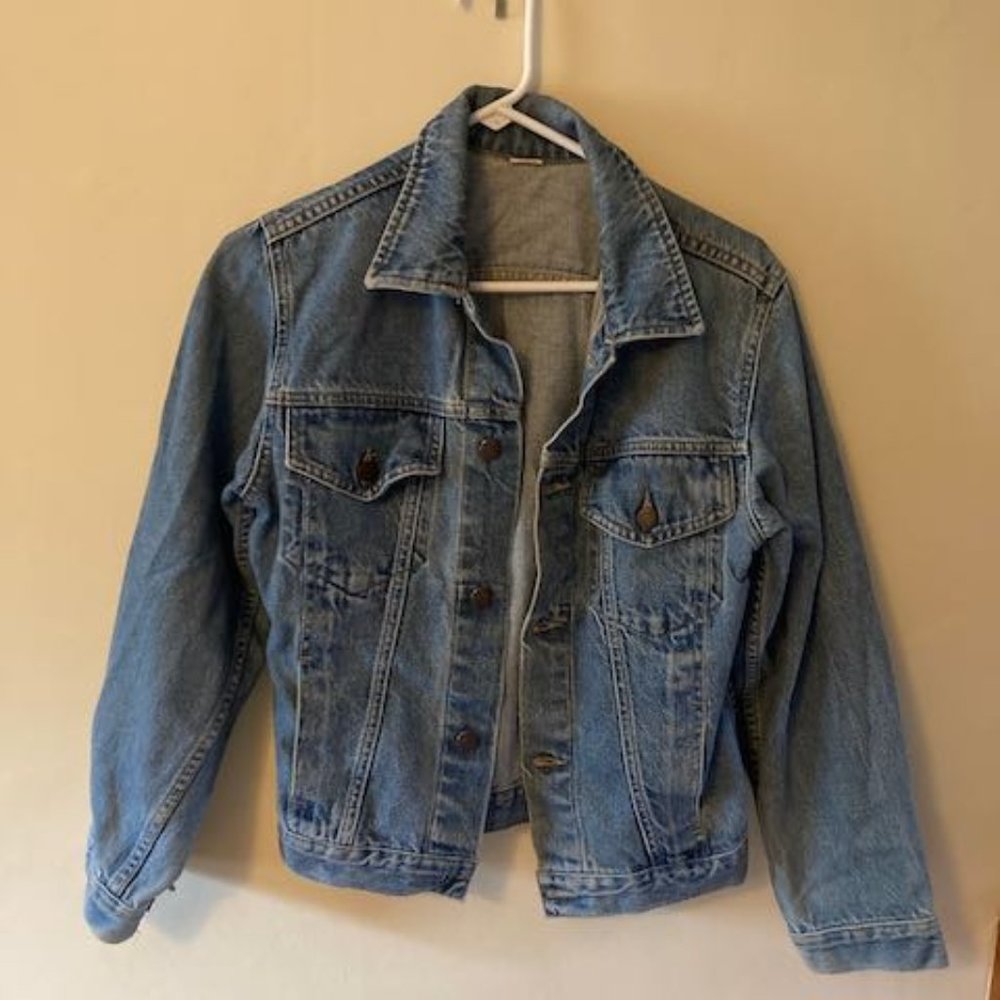 VINTAGE WOMENS JEAN JACKET (SMALL)